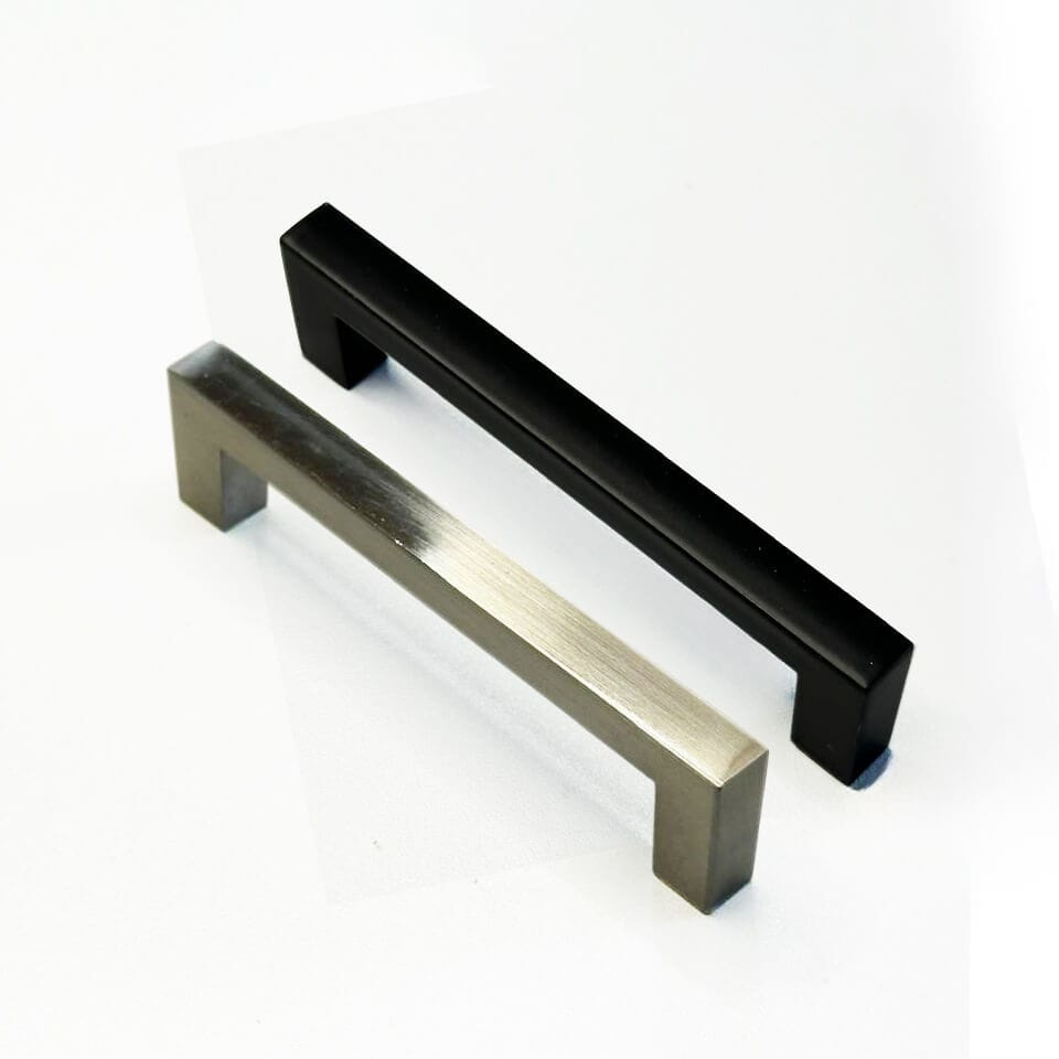 HALADOR METÁLICO BARRA CUADRADA 107 MM SATIN SILVER SM